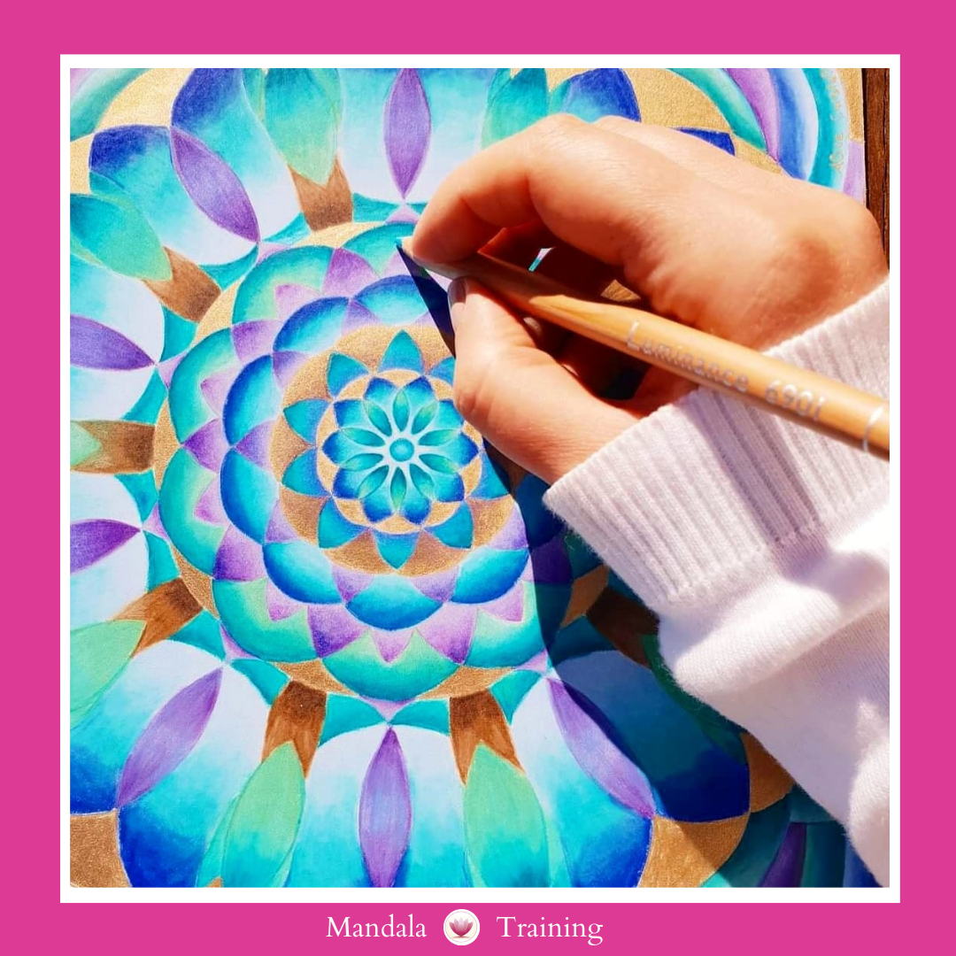 Mandala dell'acquerello molti colori abbinati che donano pace e